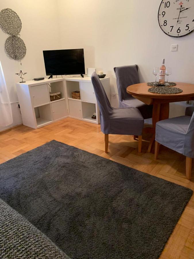 Sarmantni Apartman Malecka 2 Zagabria Esterno foto