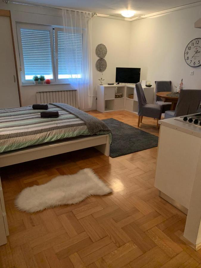 Sarmantni Apartman Malecka 2 Zagabria Esterno foto